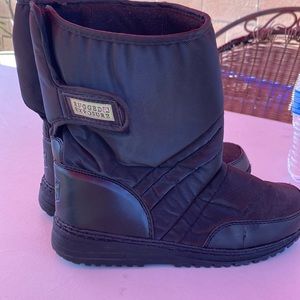 Snow boots used with a few flaws (pictures taken) but still useable condition